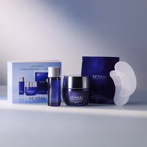 Coffret limité Soin Intense Double Hydratation sur un fond abstrait blanc.